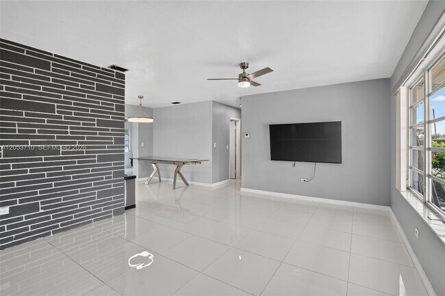 Building Photo - 2331 Flamingo Dr