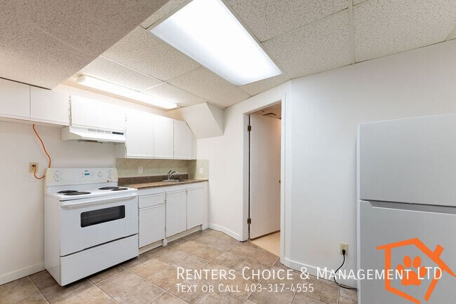 Photo du bâtiment - 3 Bedroom Basement Suite, UTILITIES INCLUDED, Assigned Parking