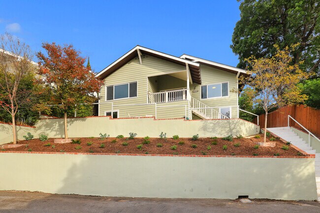 Building Photo - 2176 Argyle Ave