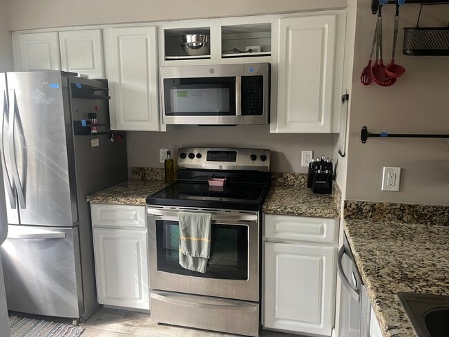 Building Photo - 1035 Lake Shore Dr