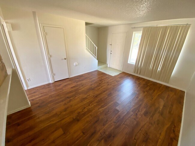 Building Photo - 3 Bedroom 2.5 Townhouse with Brand New Kit...