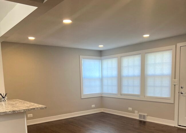 Building Photo - 710 S Elmhurst Rd
