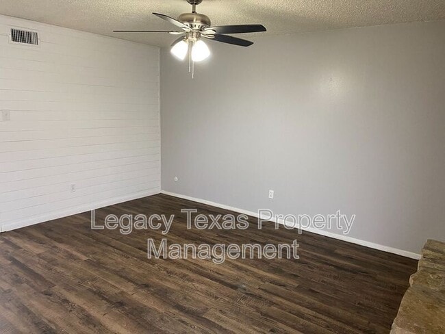 Foto del edificio - 1503 Nolan River Rd