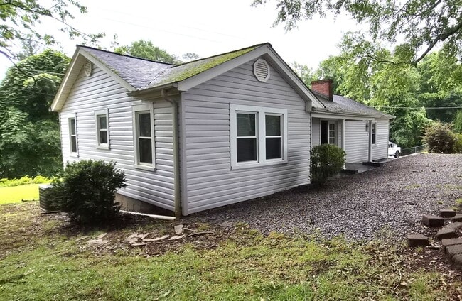 Building Photo - 332 N Fishtrap Rd