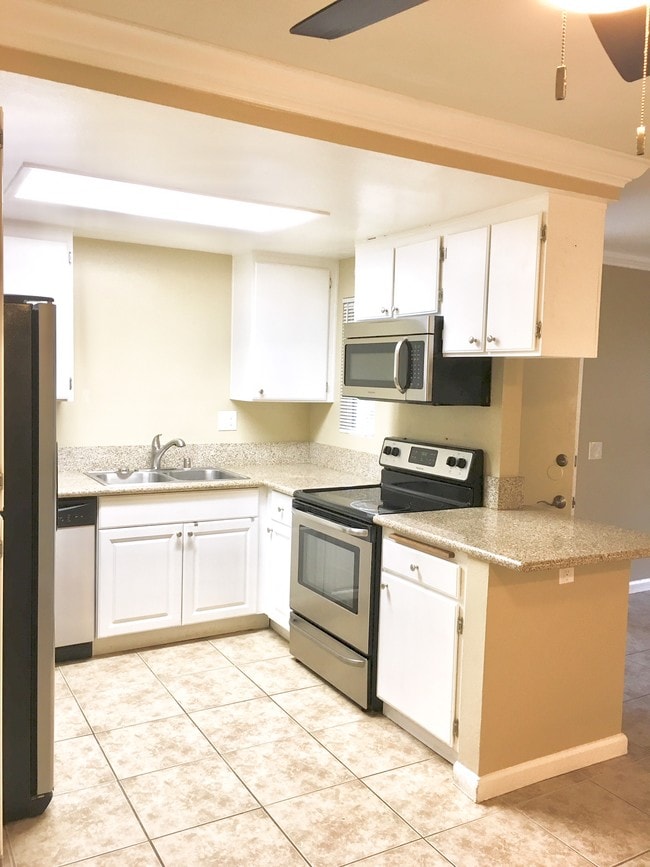 Kitchen - 207 Woodland Pkwy