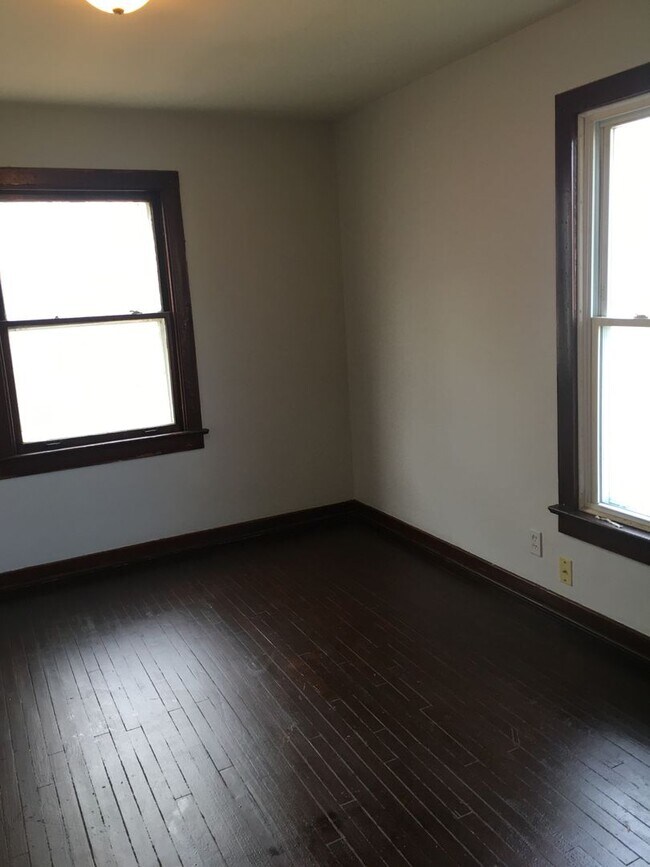Building Photo - Spacious 5 Bedroom 2 Bath Home, with 2 bedrooms and bath on main level