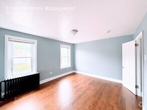Building Photo - 18 E 21st St