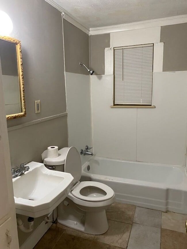 Building Photo - 1005 Blanchard Dr