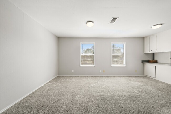 Foto del edificio - 7357-7352 Brace St