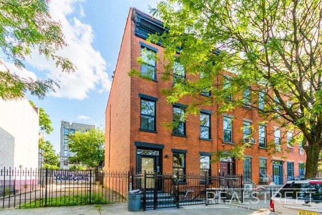 Building Photo - 3 Bed 2 Bath with W/D & Terrace!
