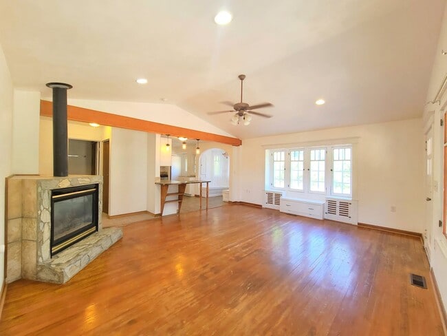 Foto del edificio - $2,200- 4 Bed / 2 Bath House on an Almost ...