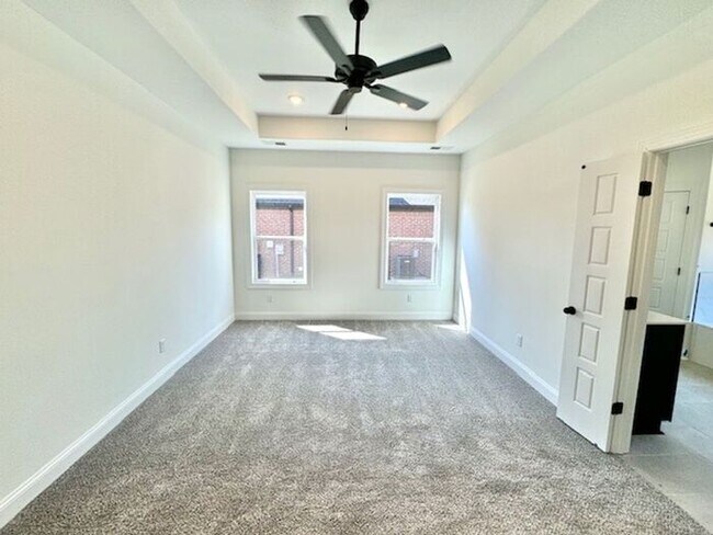 Building Photo - $900 Move-In Special! 5-Bedroom 3 Bath Hom...