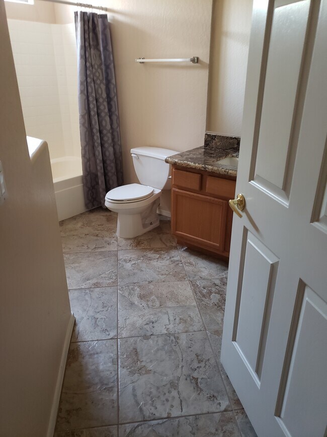 Foto del edificio - 1351 N Pleasant Dr