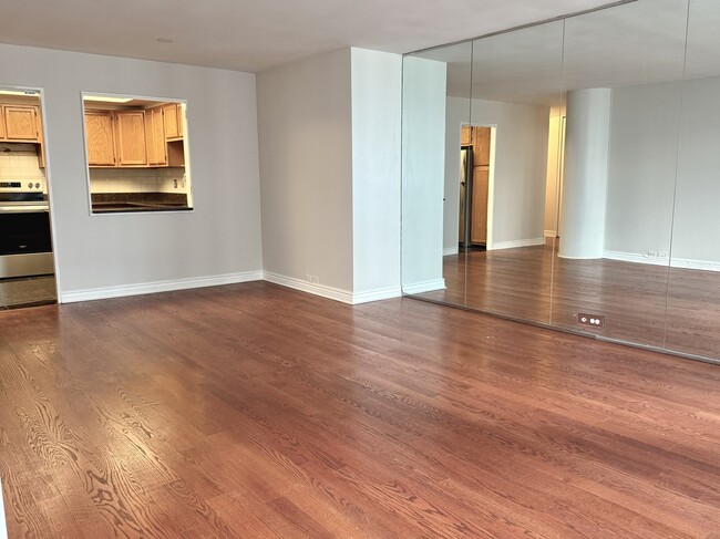 Foto del edificio - 155 N Harbor Dr