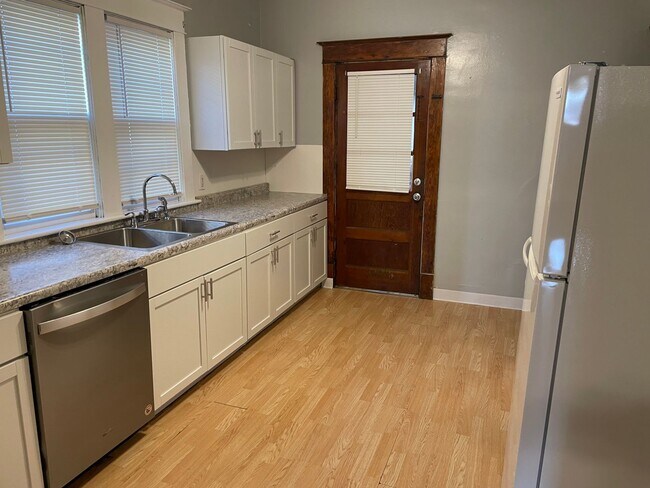 Building Photo - NE duplex close to downtown Grand Rapids