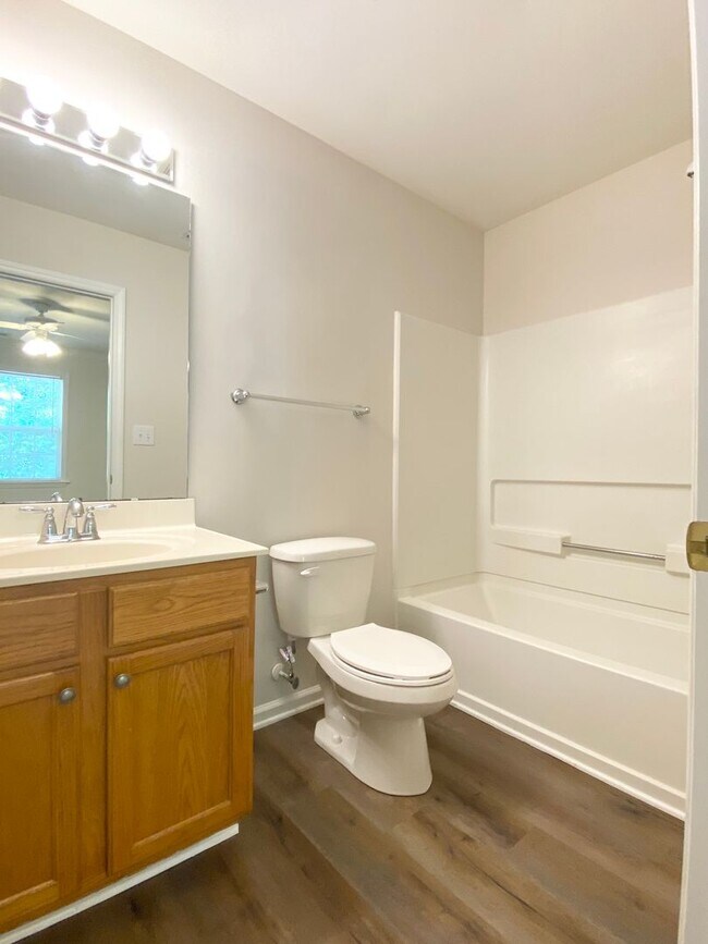 Foto del edificio - 330 Commons Dr