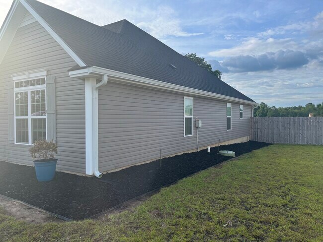 Building Photo - 3805 Landings Cir