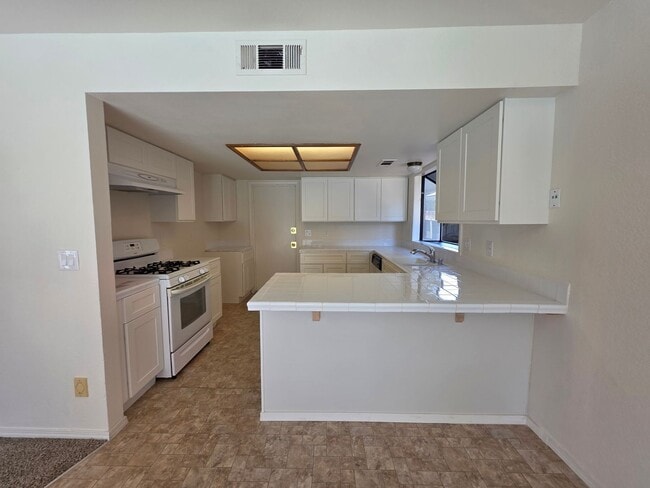 Building Photo - 1128 N Manzanita St