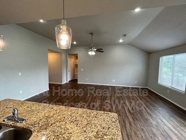 Foto del edificio - 3042 N Oakland Ave