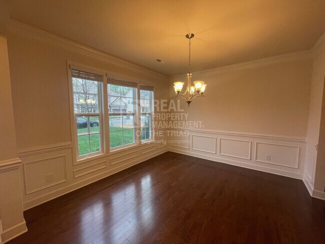 Building Photo - Breathtaking 4bd/3ba Deluxe home next to L...
