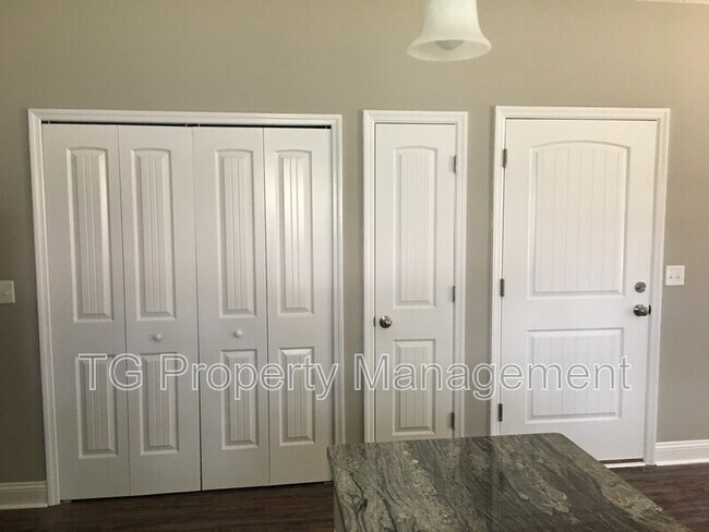 Building Photo - 7721 Old Kings Rd