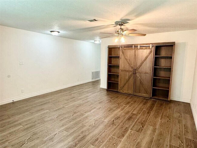 Building Photo - 3314 Crestdale Dr