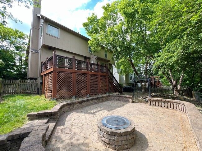 Building Photo - Charming 3-Bedroom Home with Spacious Back...