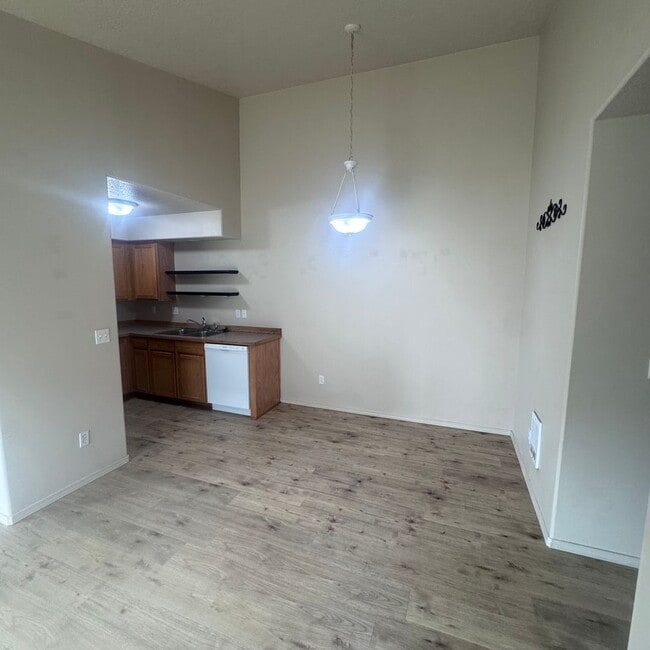 Building Photo - 2 Bedroom, 2 Bathroom Duplex in NE Bend – Available NOW