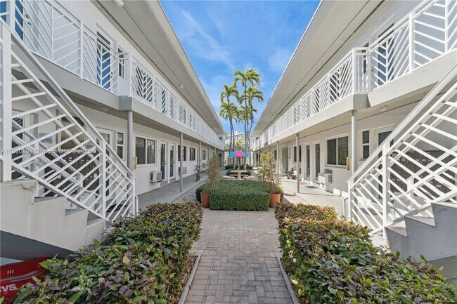 Foto del edificio - 7440 Byron Ave
