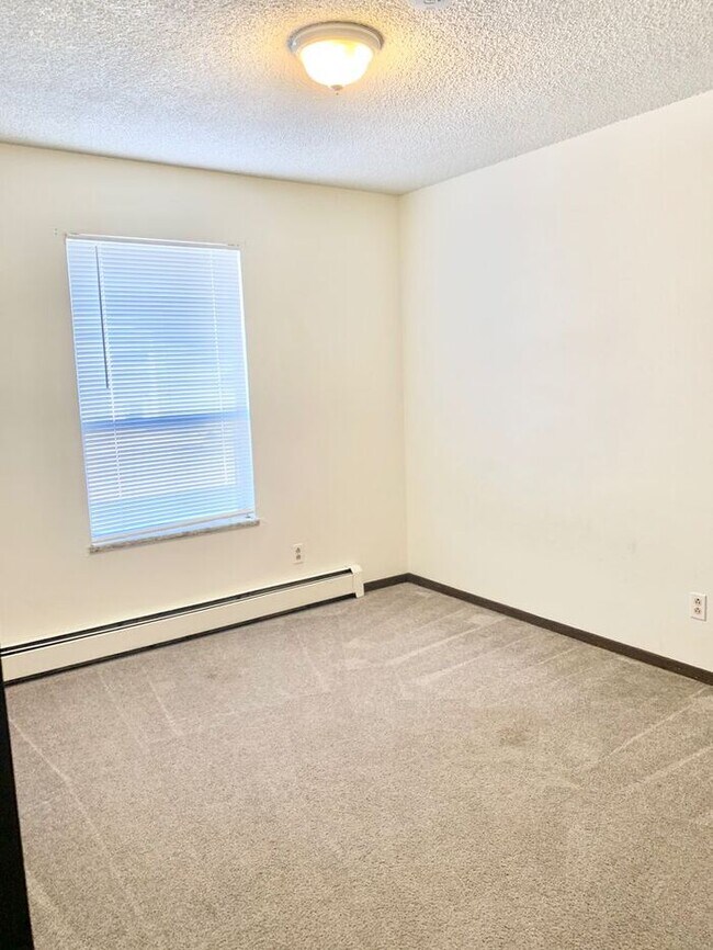 Foto del edificio - Spacious 2 bed 1.5 Bath Apartment with 1 Garage Space