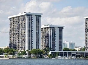 Building Photo - 1915 Brickell Ave