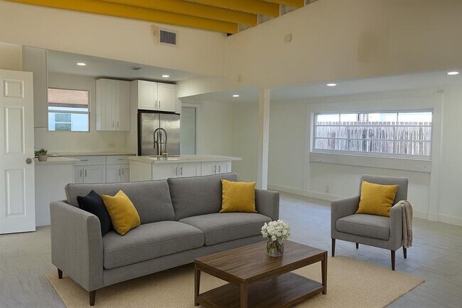 Building Photo - 821 N B St