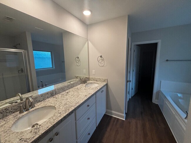 Building Photo - ****JUST REDUCED!!PLUS 1ST MONTHS RENT IS ...