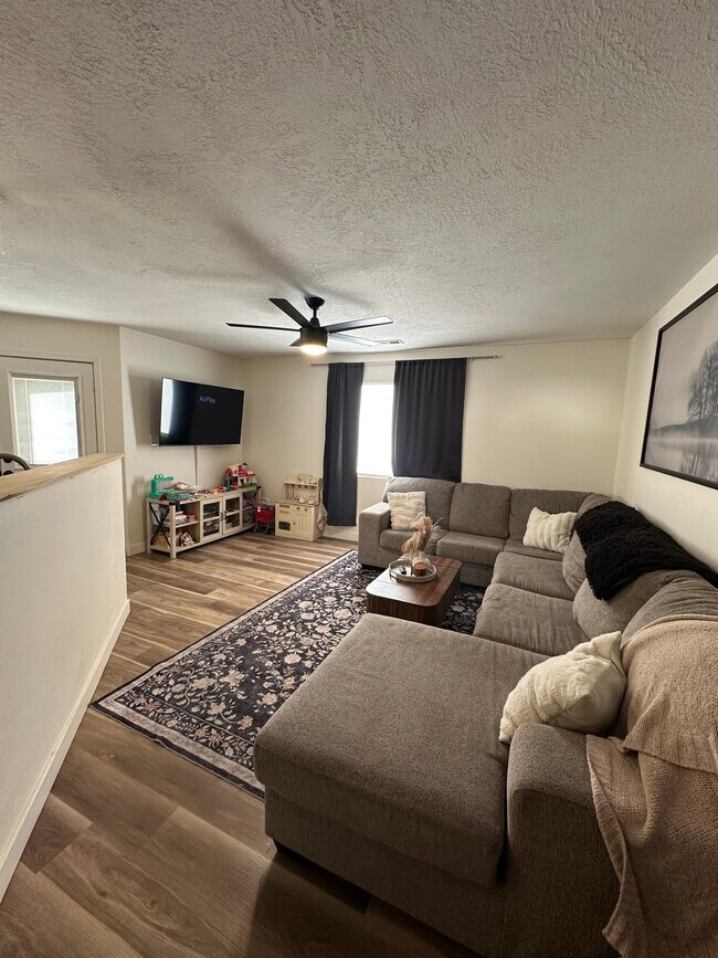 Foto del edificio - 1097 N Cedar Blvd