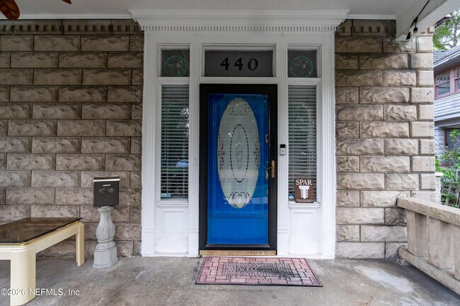 Foto del edificio - 440 E 6th St