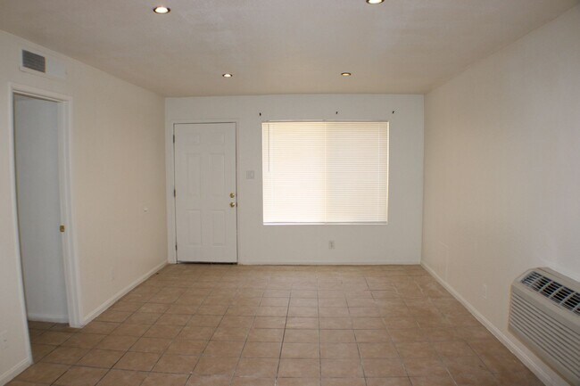 Foto del edificio - Charming 2 Bedroom, 1 Bath in California City, CA!