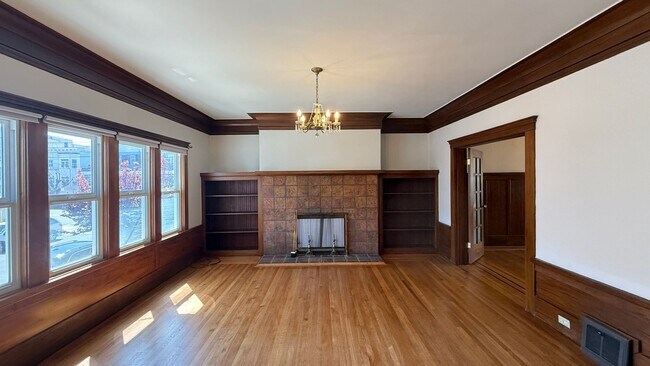 Foto del edificio - DREAM HOME! Spacious 3 BR + Sunroom/ 1.5 BA  in the Richmond area- AMSI