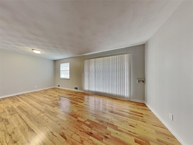 Foto del edificio - 8445 Bocowood Dr