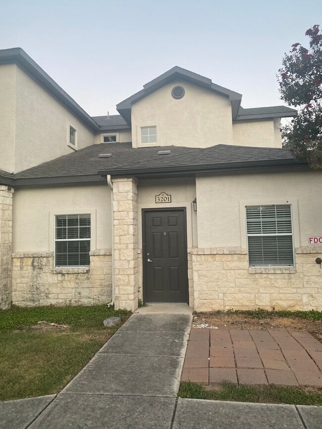 Building Photo - 1000 Diamond Dr