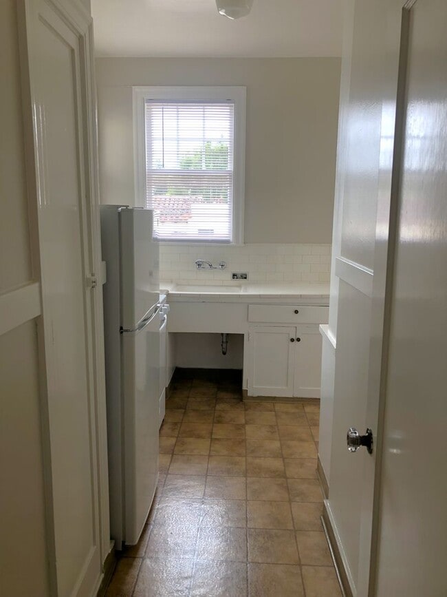 Foto del edificio - COMING SOON-large bedroom and is located n...