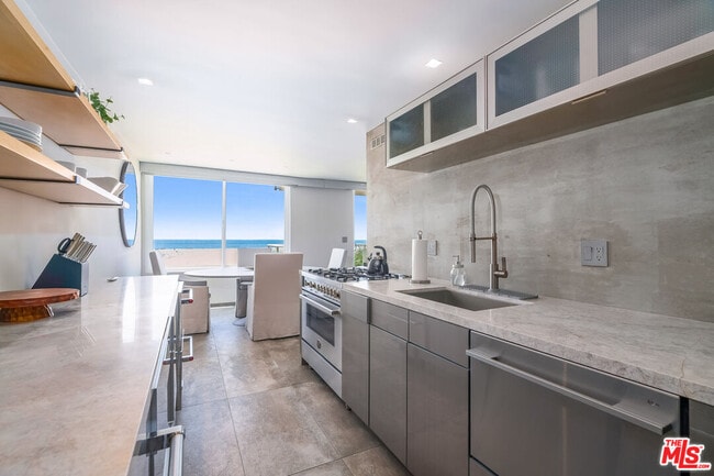 Foto del edificio - 723 Palisades Beach Rd