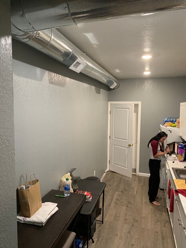 Building Photo - 903 E Carson St