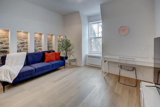 Building Photo - 2312 Rue Sainte-Catherine E