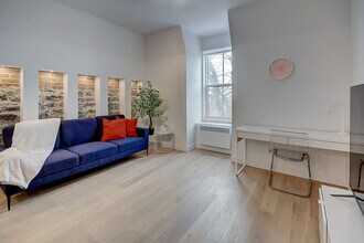 Building Photo - 2312 Rue Sainte-Catherine E