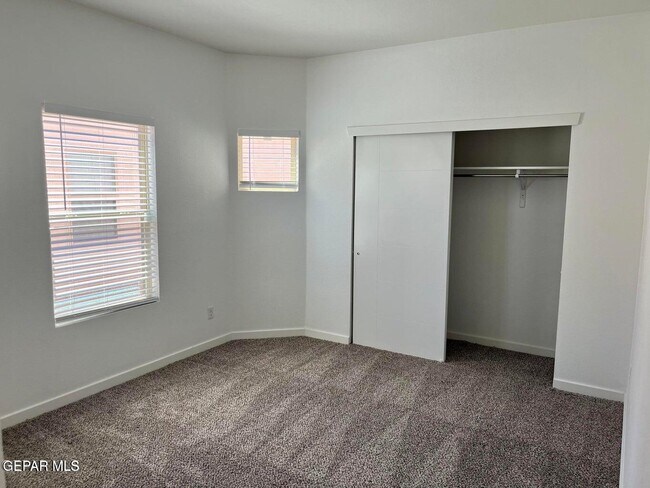 Foto del edificio - 14836 John McNeely Ave