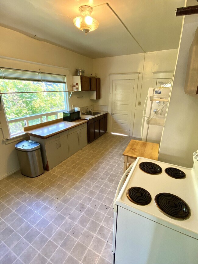 Building Photo - 5633 Brooklyn Ave NE #1 Seattle, WA 98175 ...