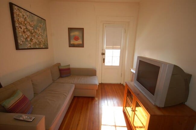 Building Photo - 1563 Beacon St