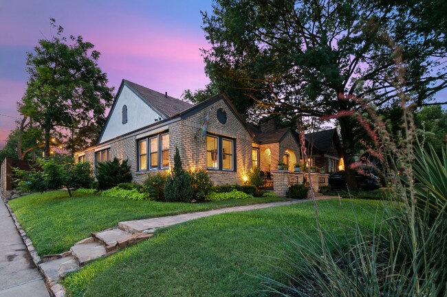 Building Photo - 301 N Waverly Dr