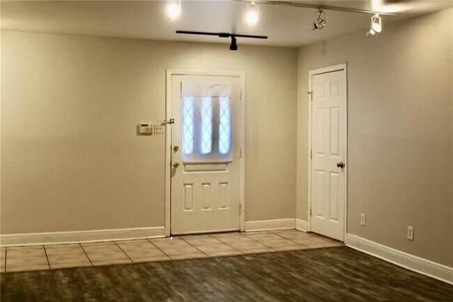 Building Photo - 9408 Roslyn Dr