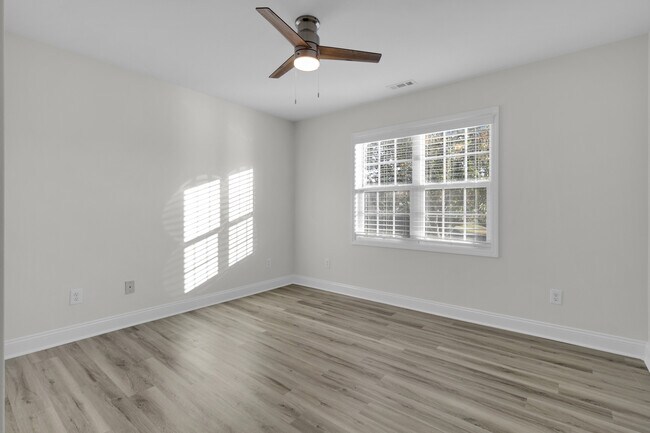 Foto del edificio - 204 Two Oaks Ct